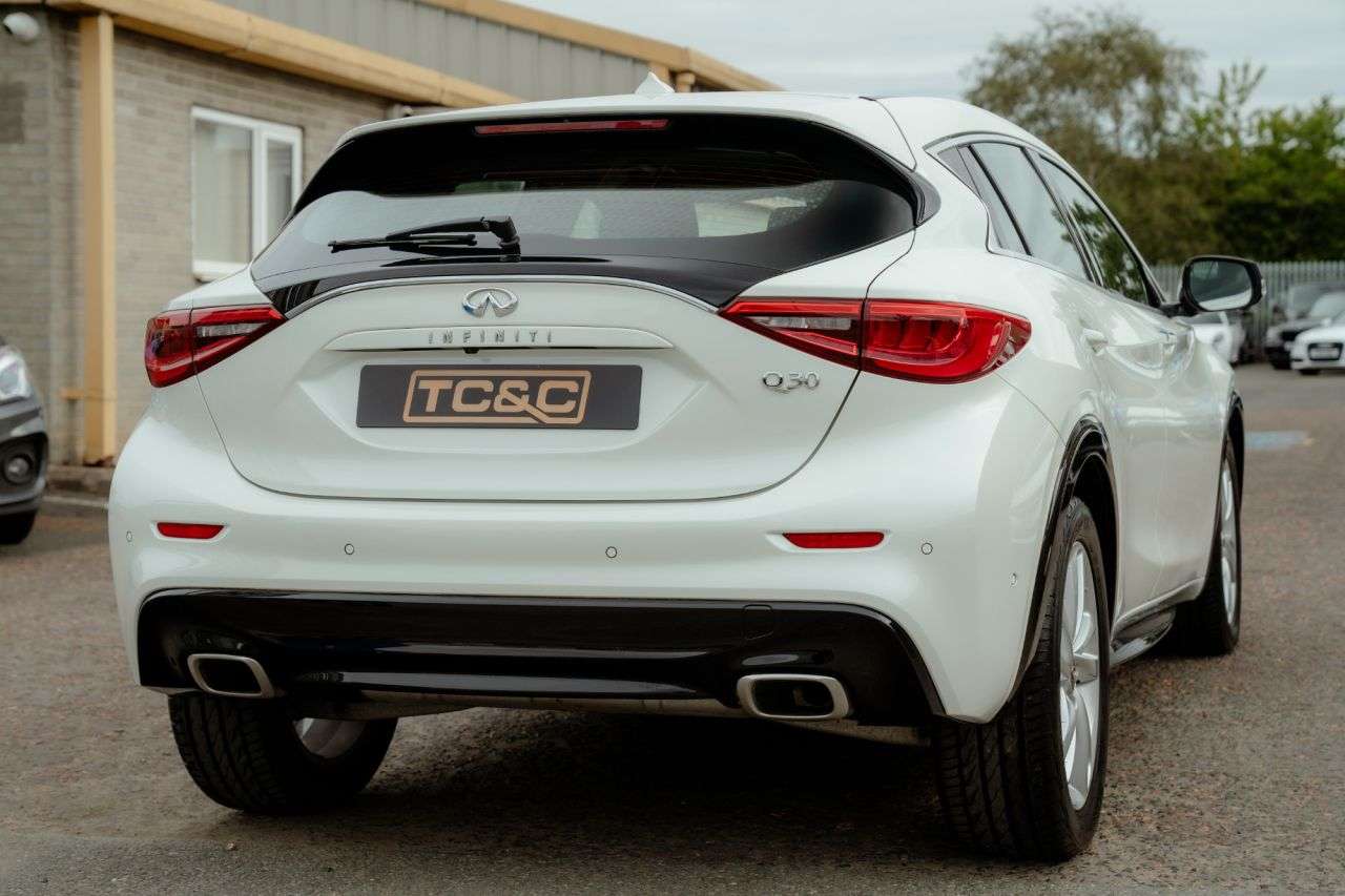 2016 INFINITI Q30 2016 INFINITI Q30