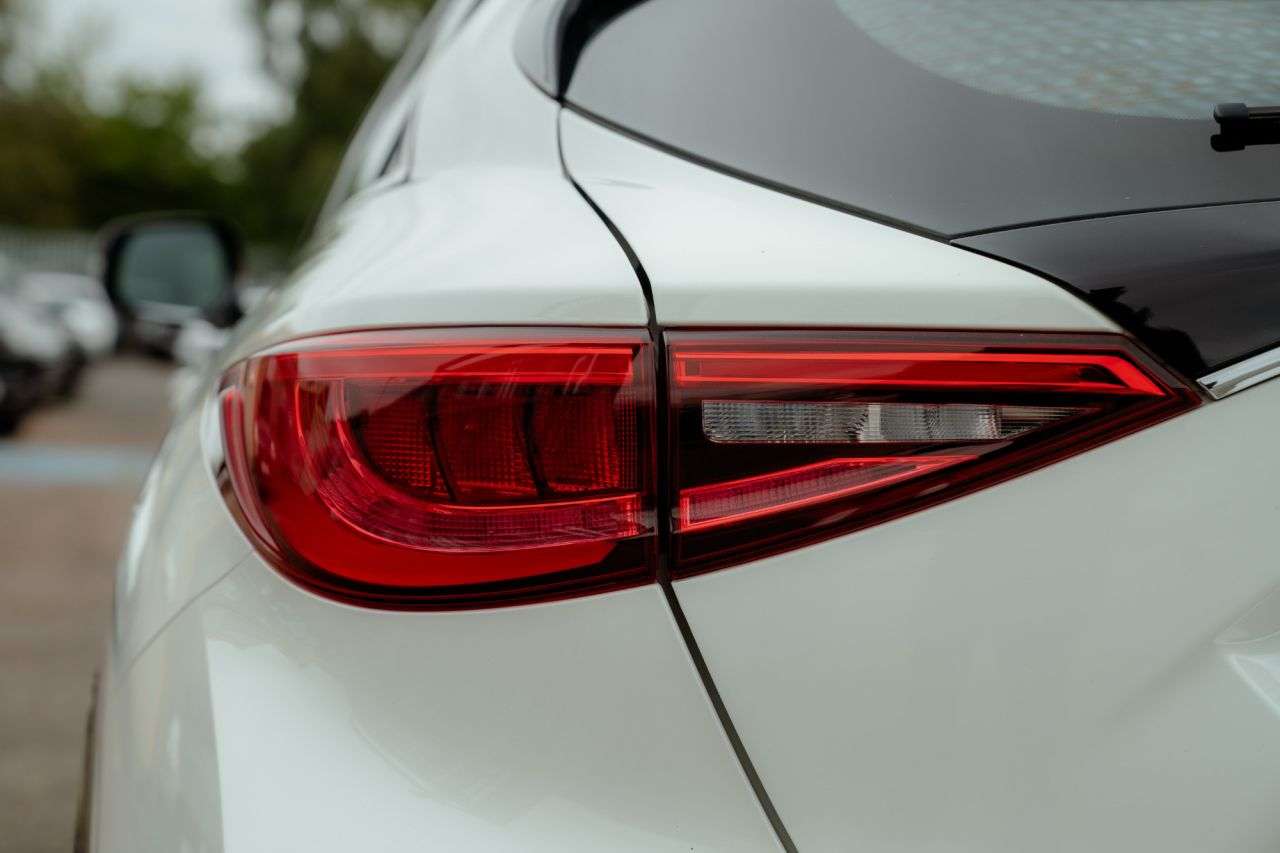 2016 INFINITI Q30 2016 INFINITI Q30