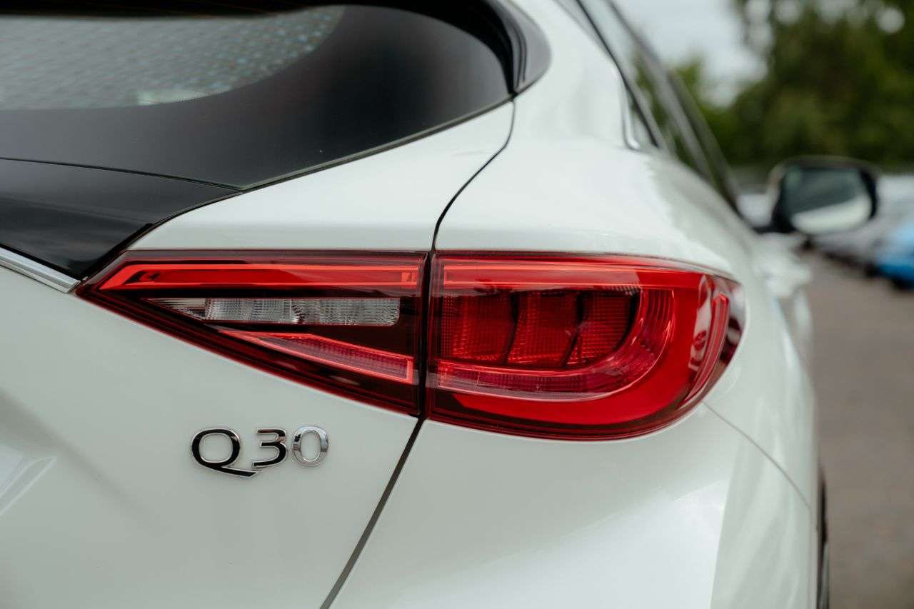 2016 INFINITI Q30 2016 INFINITI Q30