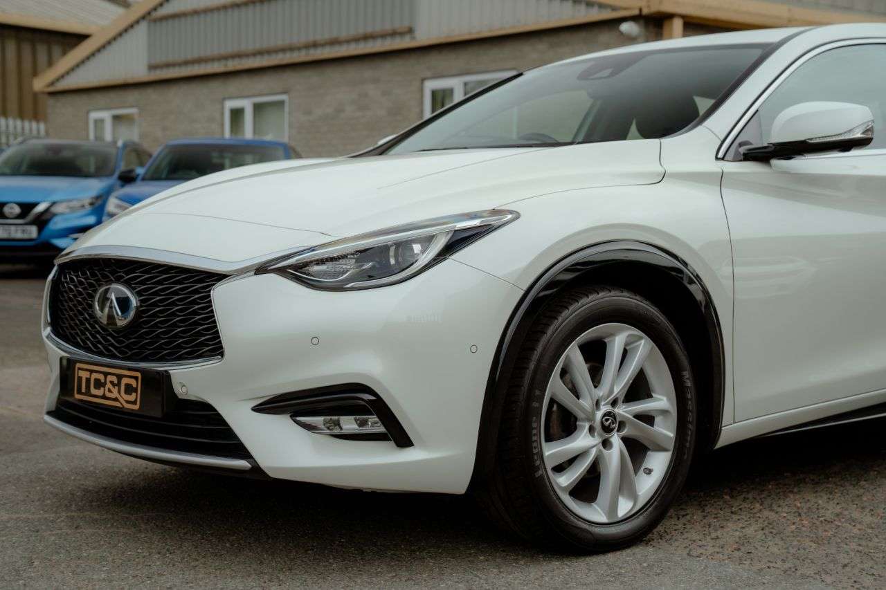 2016 INFINITI Q30 2016 INFINITI Q30