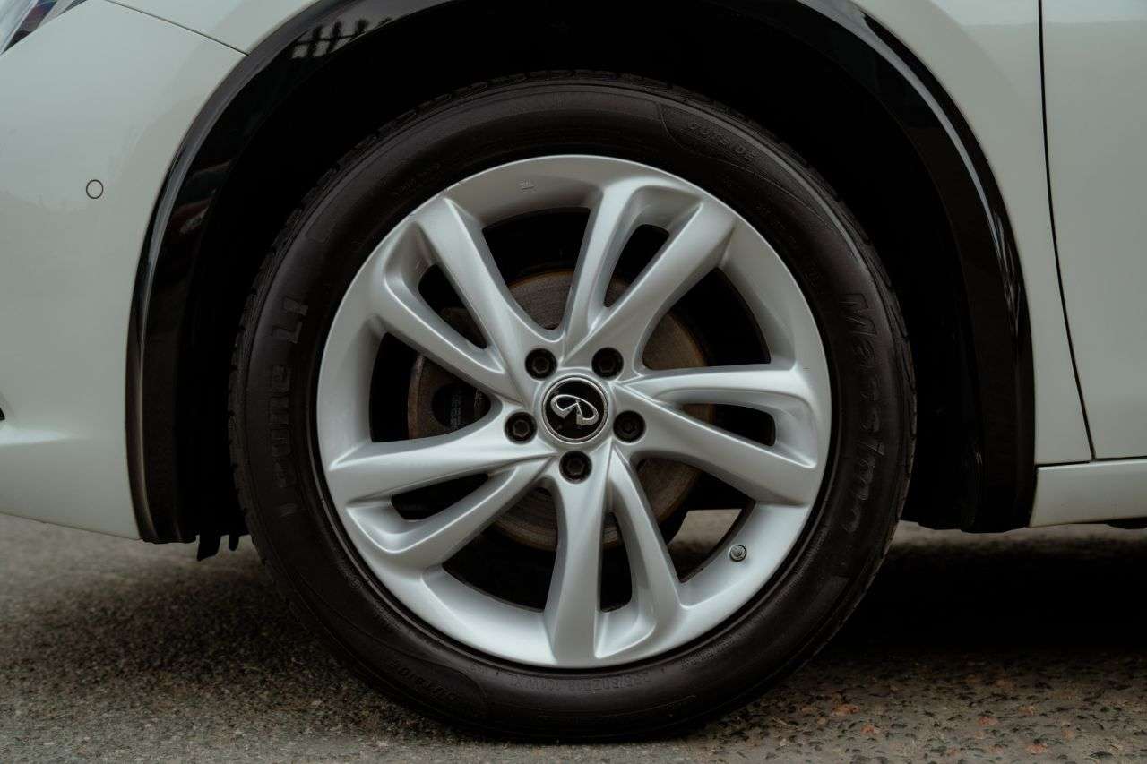 2016 INFINITI Q30 2016 INFINITI Q30
