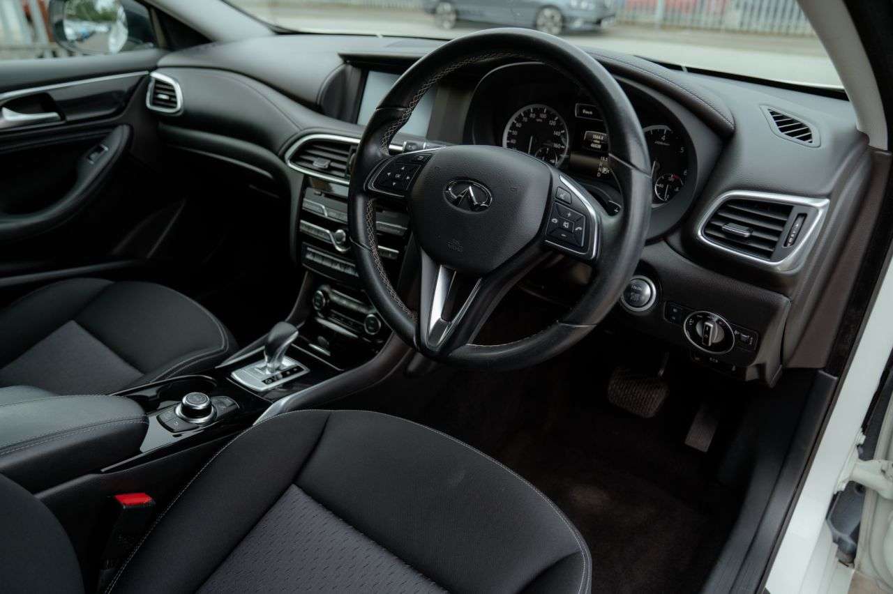 2016 INFINITI Q30 2016 INFINITI Q30
