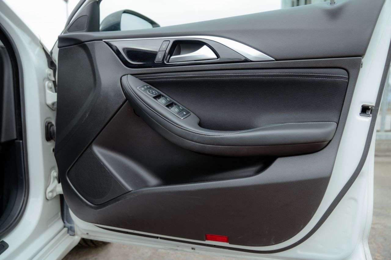 2016 INFINITI Q30 2016 INFINITI Q30