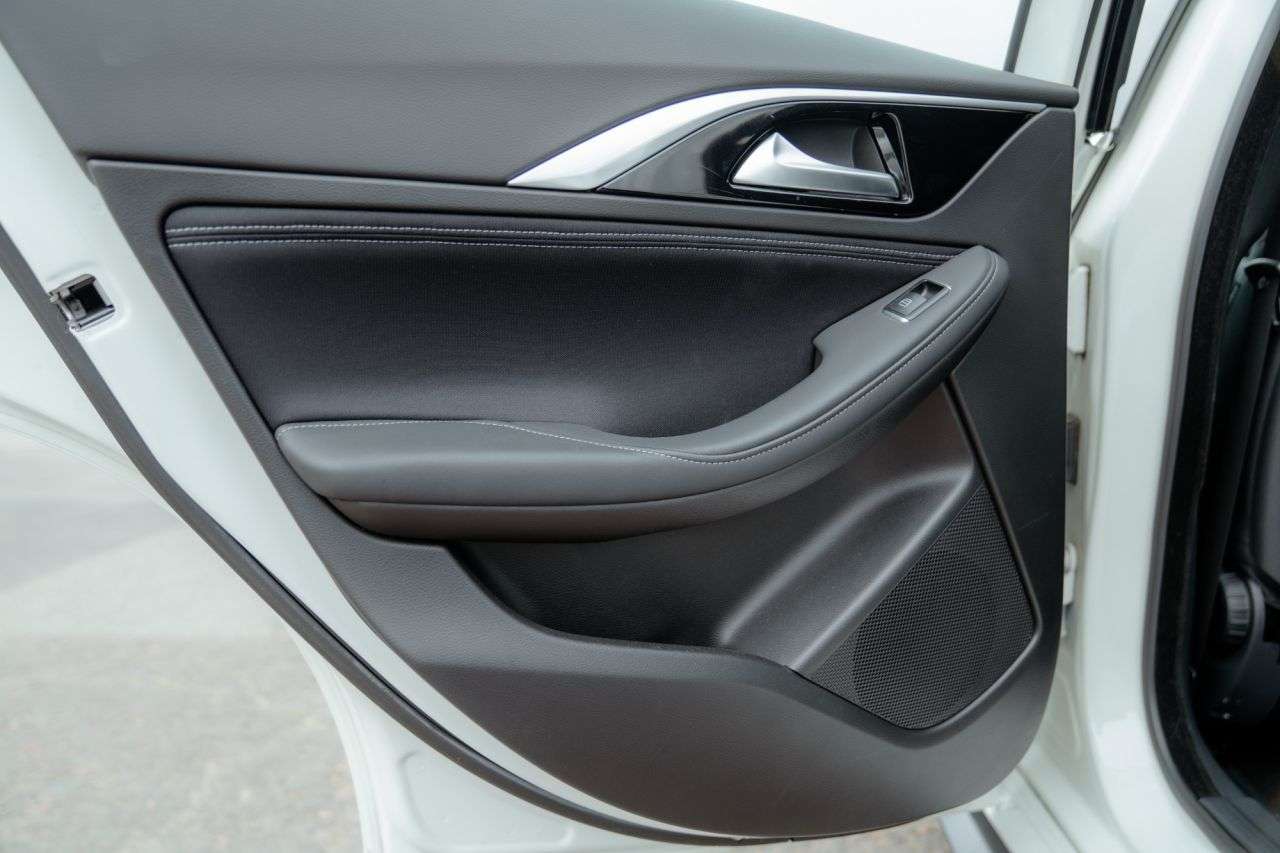 2016 INFINITI Q30 2016 INFINITI Q30