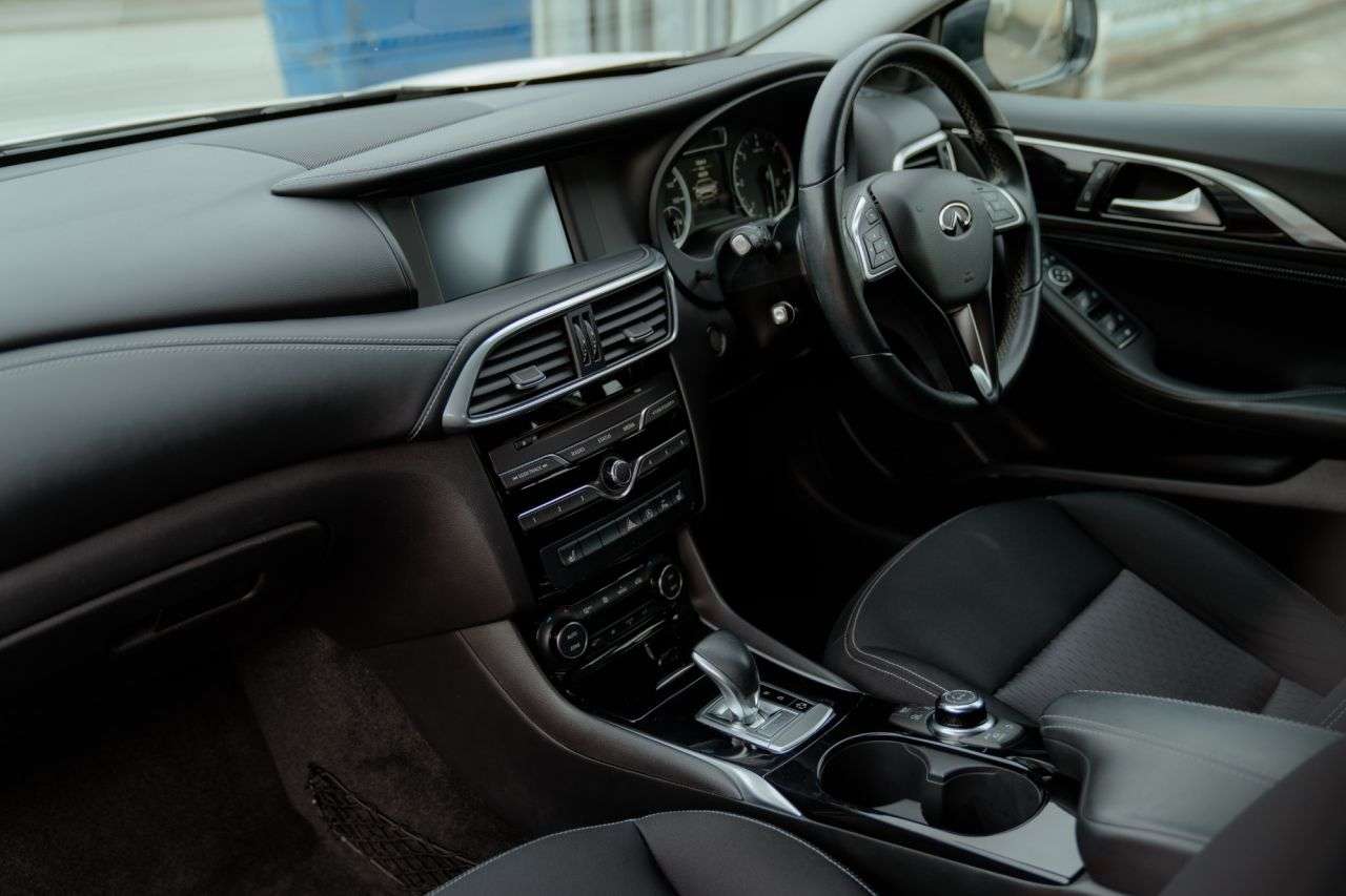 2016 INFINITI Q30 2016 INFINITI Q30