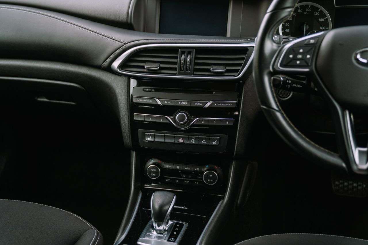 2016 INFINITI Q30 2016 INFINITI Q30