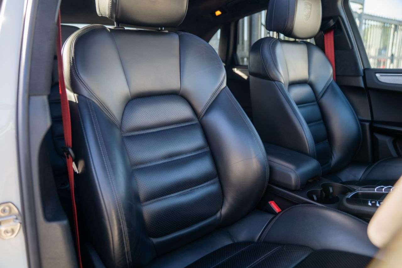 A 2017 PORSCHE MACAN 3.6T V6 Turbo Performance SUV 5dr Petrol PDK 4WD Euro 6 (s/s) (440 ps) A 2017 PORSCHE MACAN 3.6T V6 Turbo Performance SUV 5dr Petrol PDK 4WD Euro 6 (s/s) (440 ps)