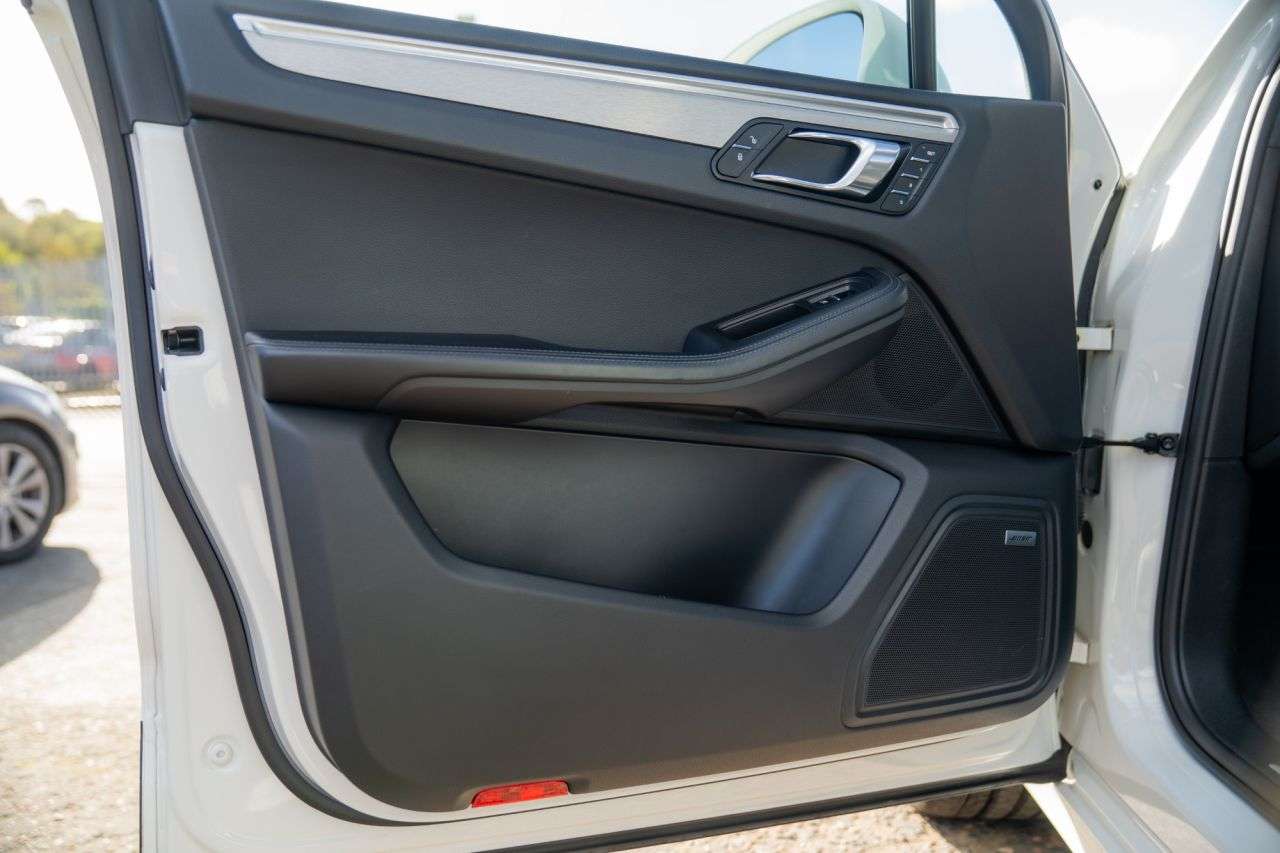 2017 PORSCHE MACAN 2017 PORSCHE MACAN