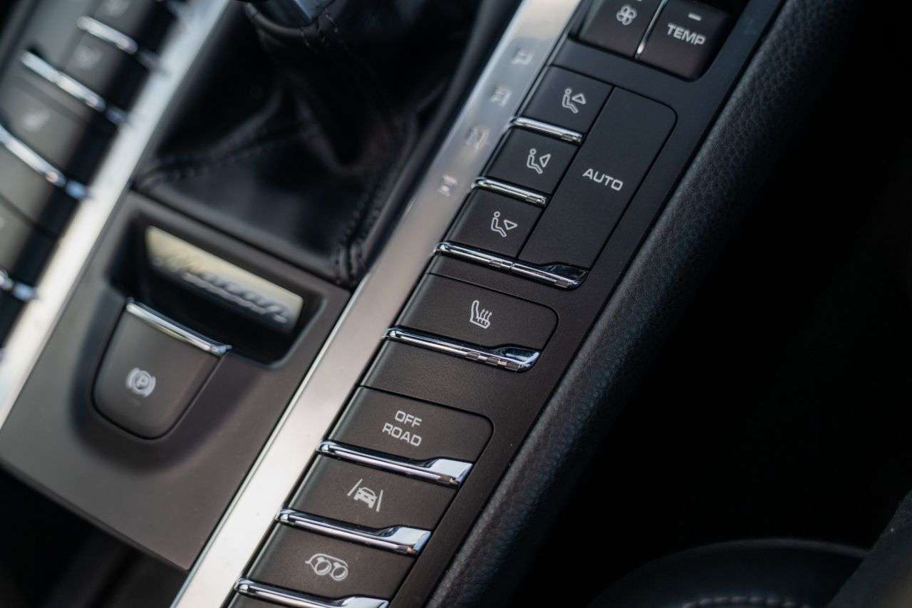 2017 PORSCHE MACAN 2017 PORSCHE MACAN