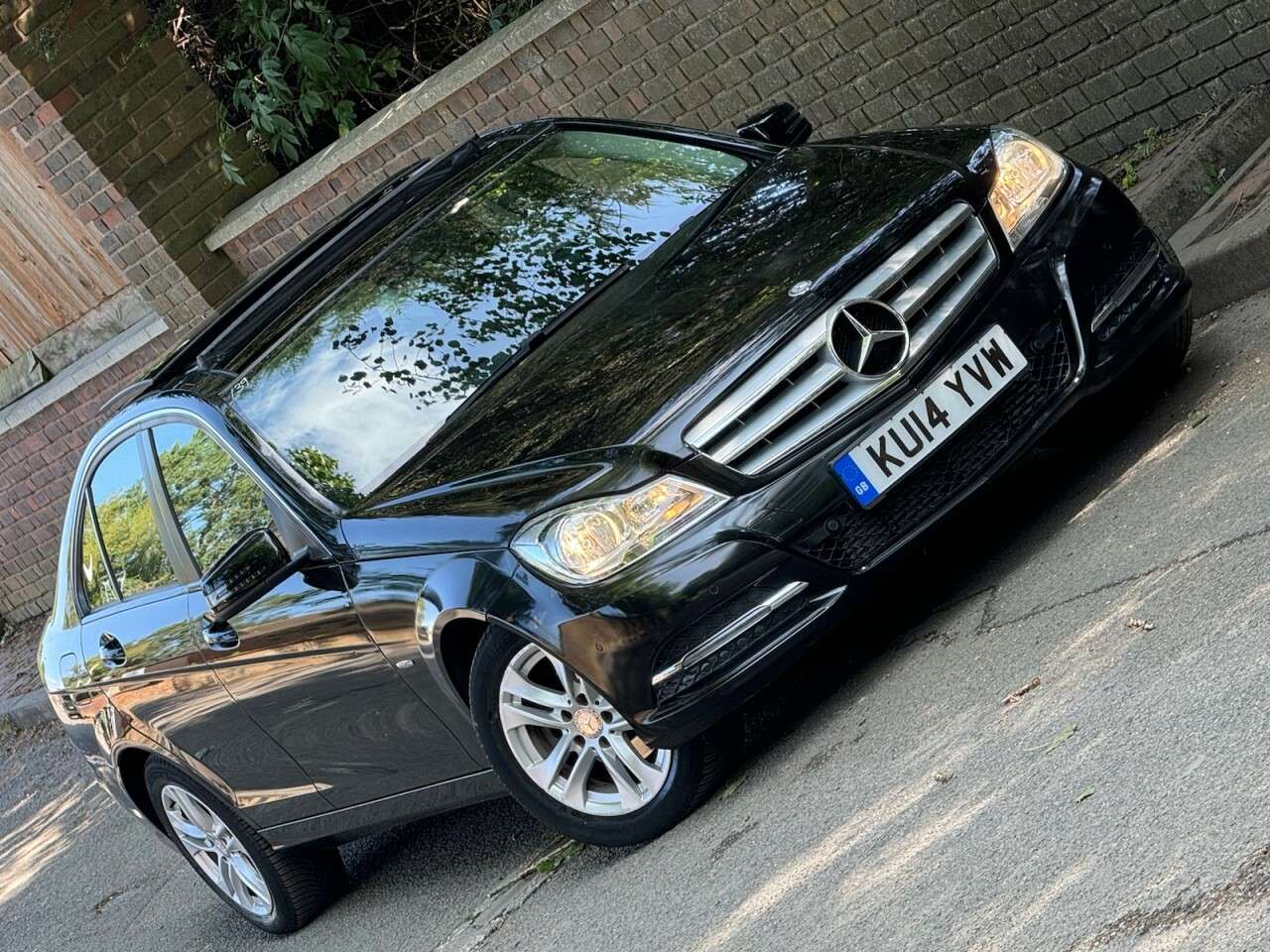 A 2014 MERCEDES-BENZ C-CLASS 1.6L C180 EXECUTIVE SE PREMIUM PLUS 4d AUTO 154 BHP A 2014 MERCEDES-BENZ C-CLASS 1.6L C180 EXECUTIVE SE PREMIUM PLUS 4d AUTO 154 BHP
