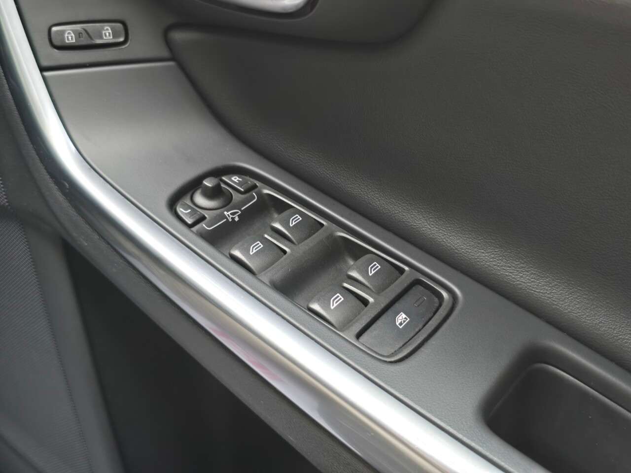 2017 VOLVO V60 2017 VOLVO V60