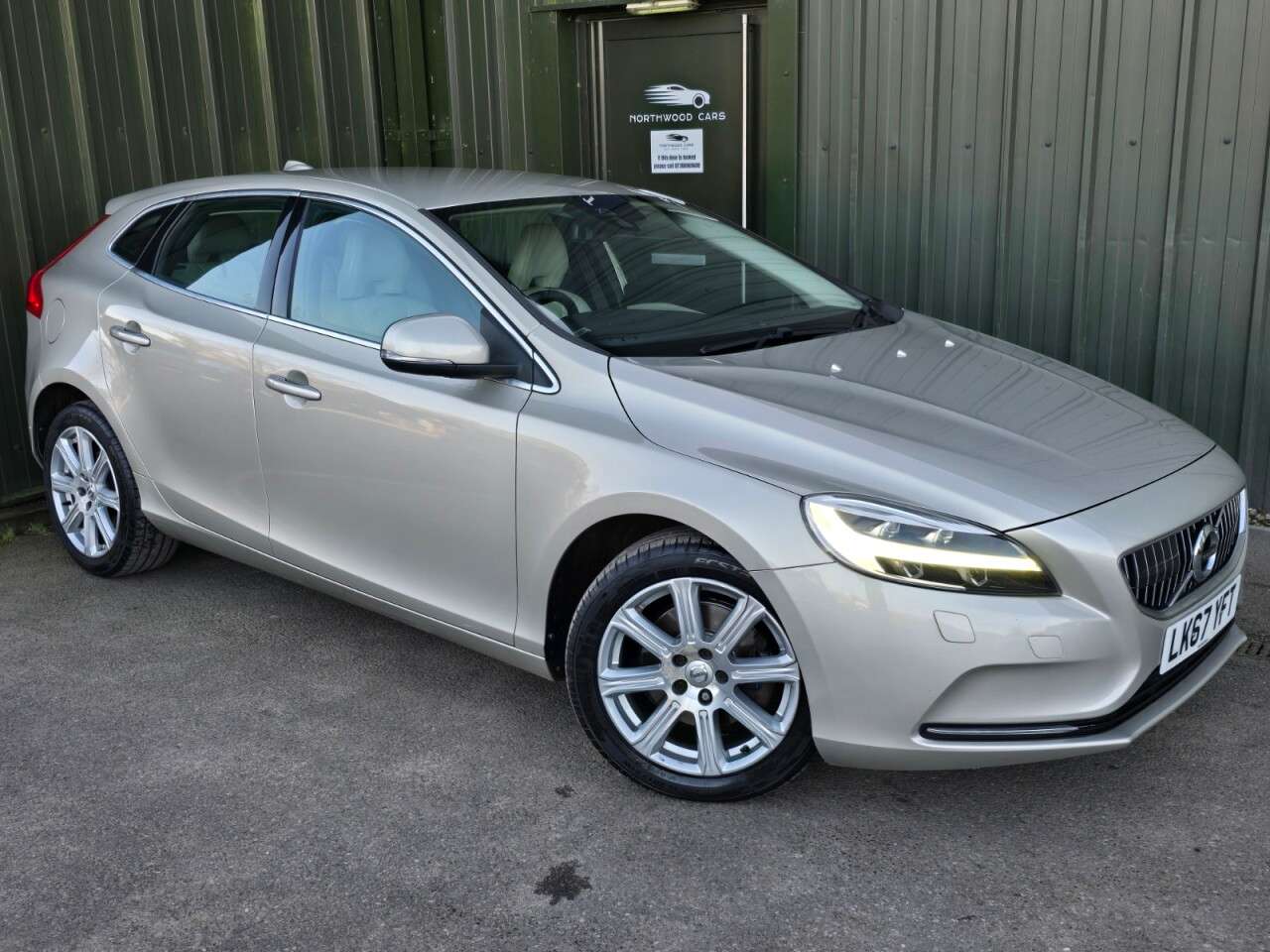 2017 VOLVO V40 2017 VOLVO V40