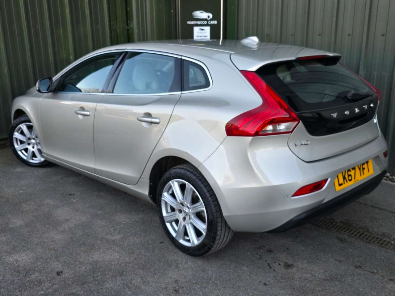 2017 VOLVO V40 2017 VOLVO V40