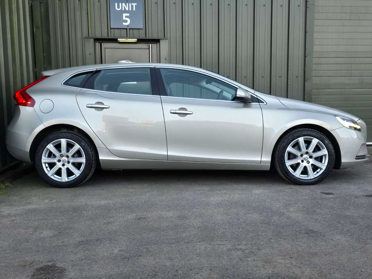 2017 VOLVO V40 2017 VOLVO V40
