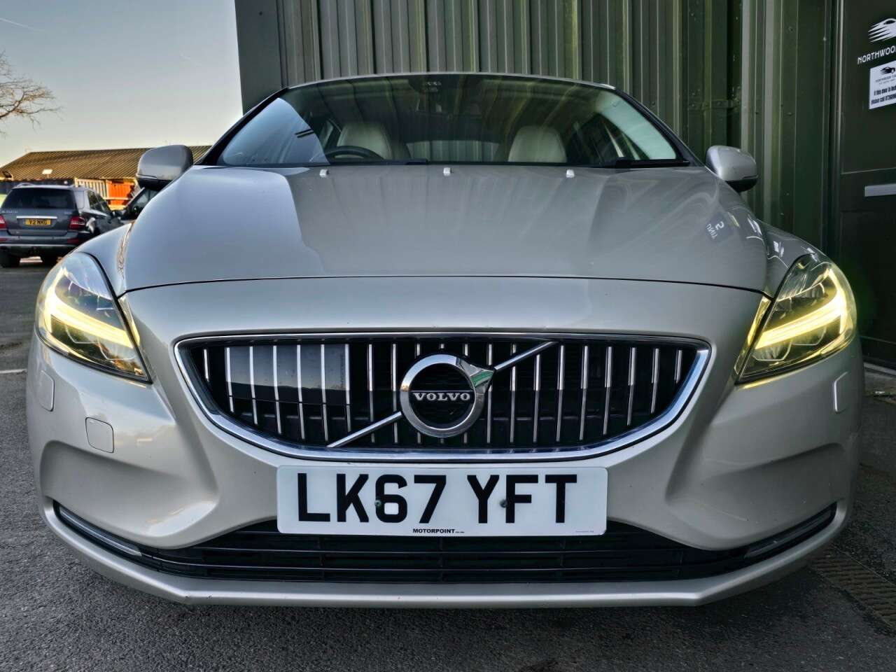 2017 VOLVO V40 2017 VOLVO V40
