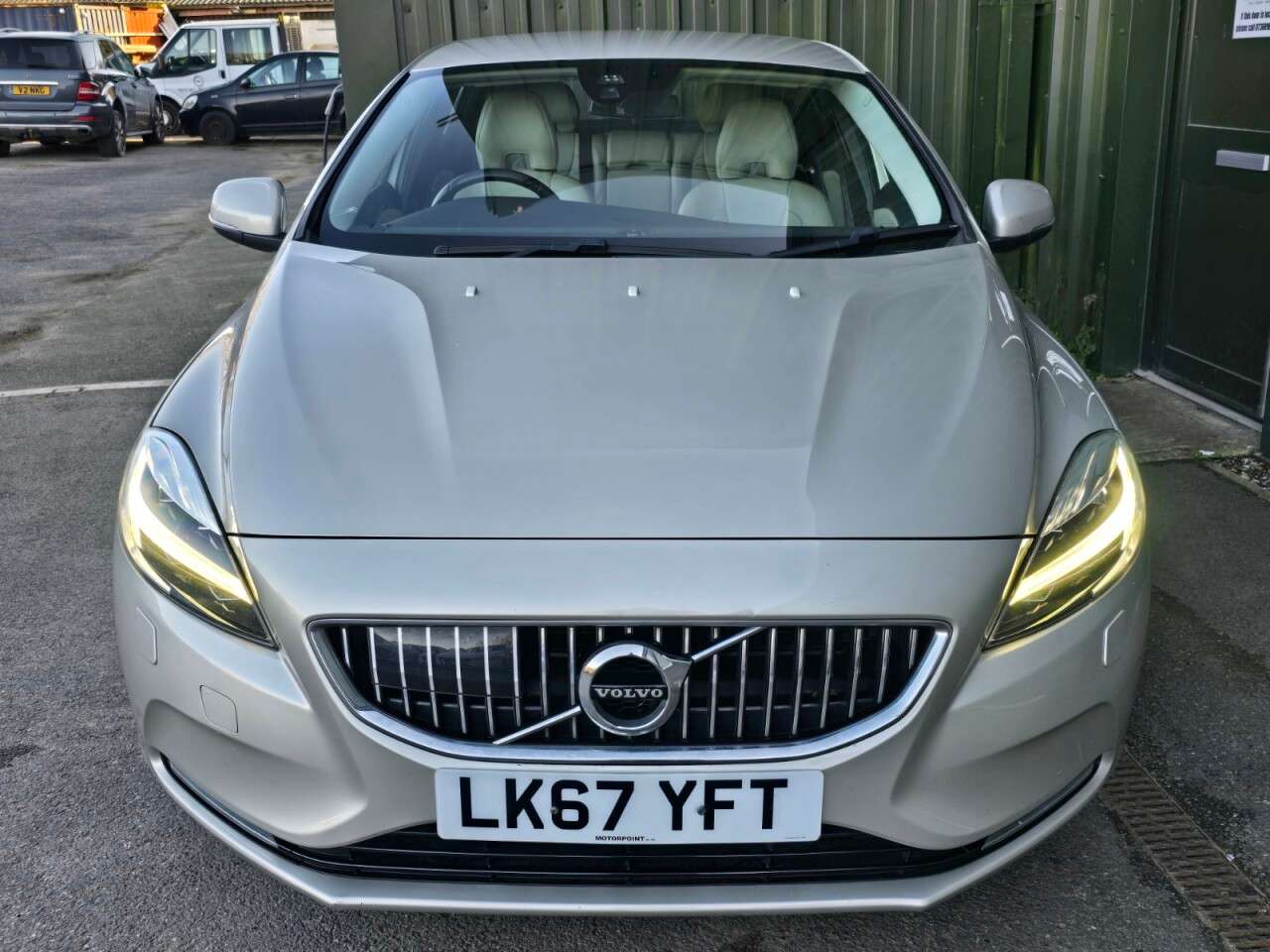 2017 VOLVO V40 2017 VOLVO V40