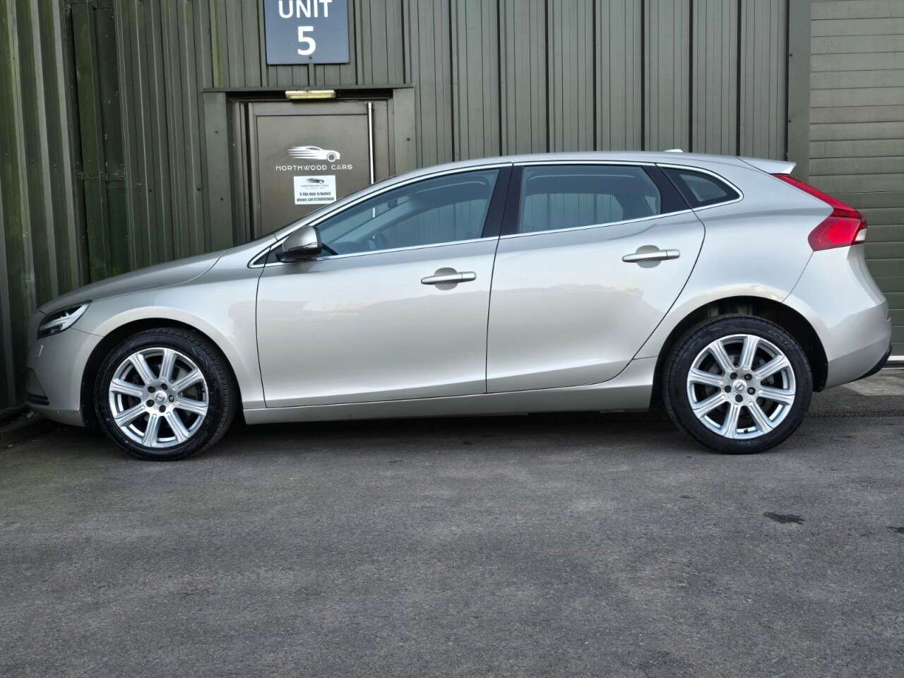 2017 VOLVO V40 2017 VOLVO V40