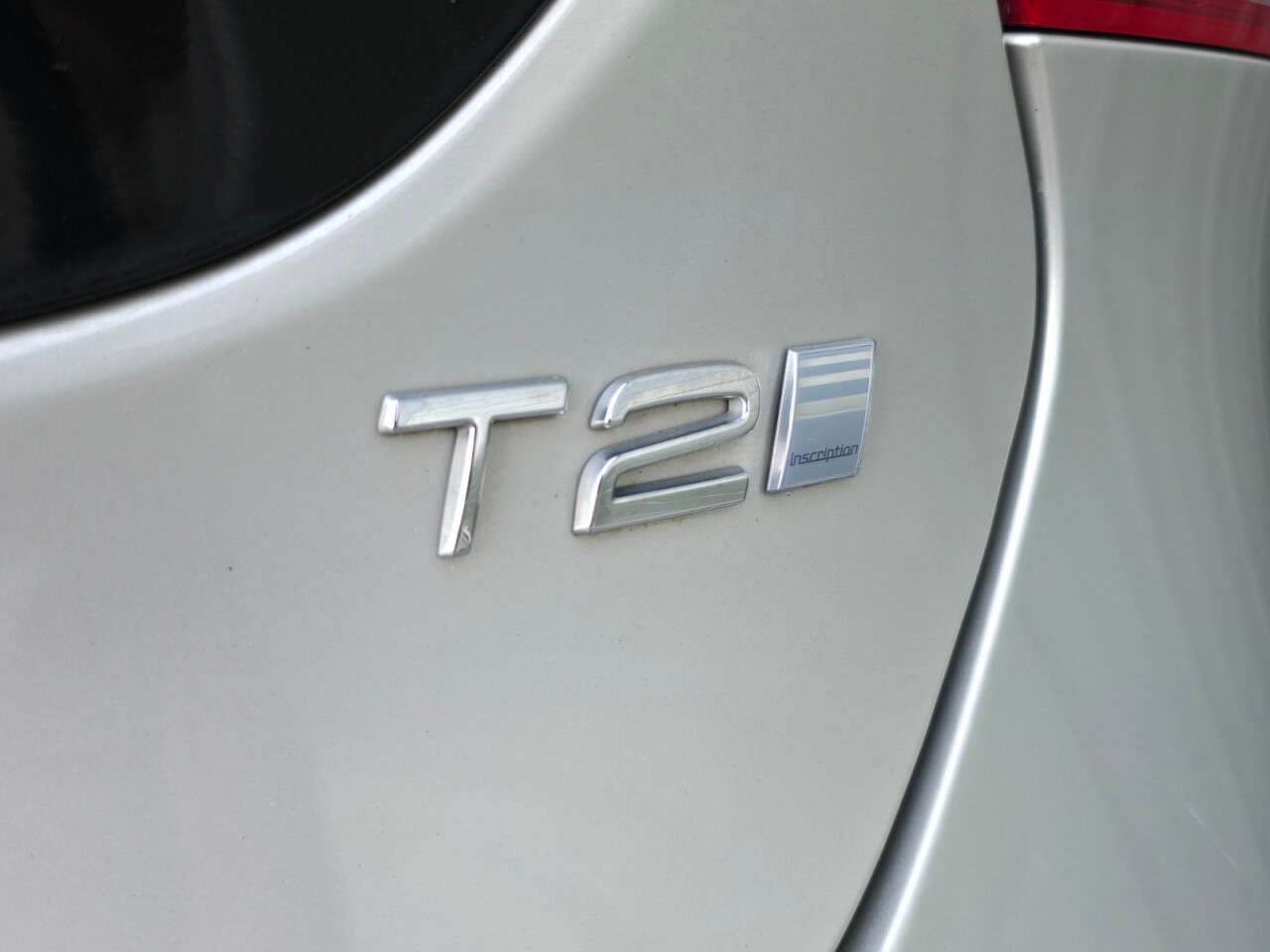 2017 VOLVO V40 2017 VOLVO V40