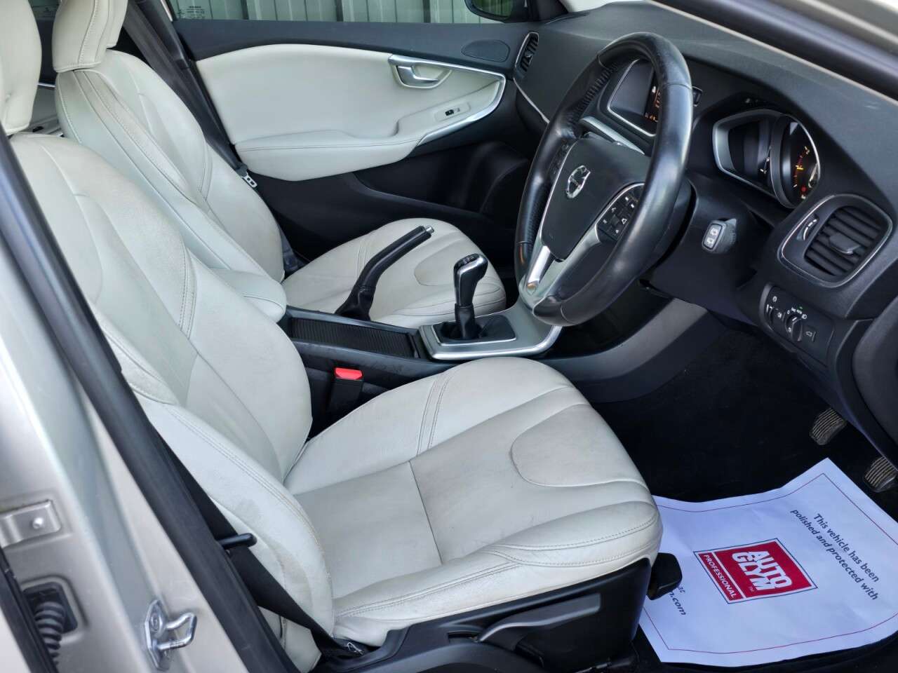 2017 VOLVO V40 2017 VOLVO V40