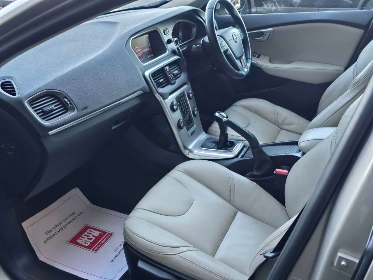 2017 VOLVO V40 2017 VOLVO V40