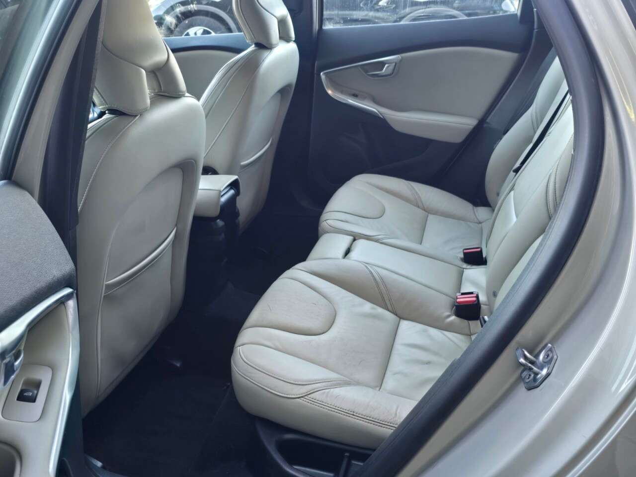 2017 VOLVO V40 2017 VOLVO V40