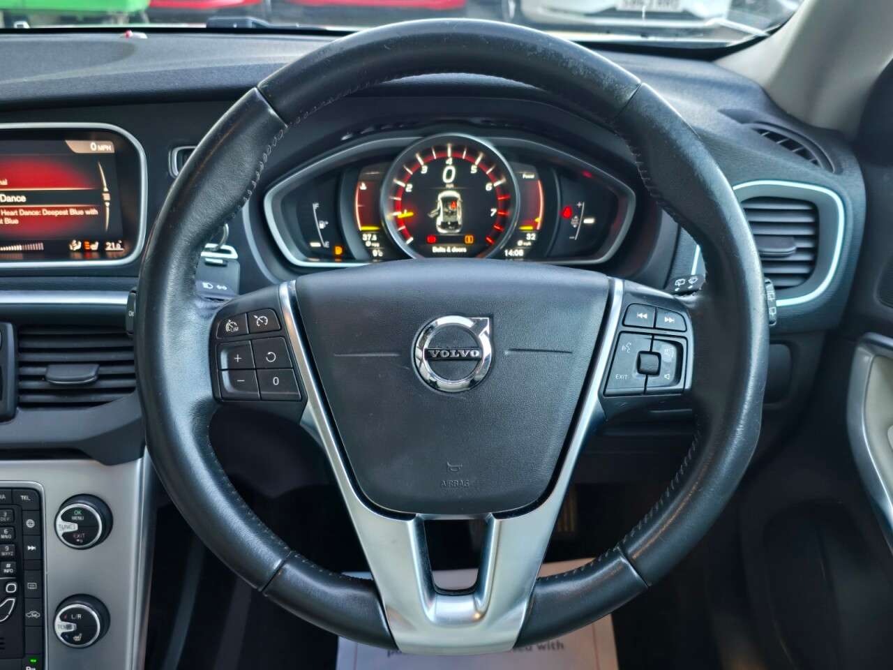 2017 VOLVO V40 2017 VOLVO V40