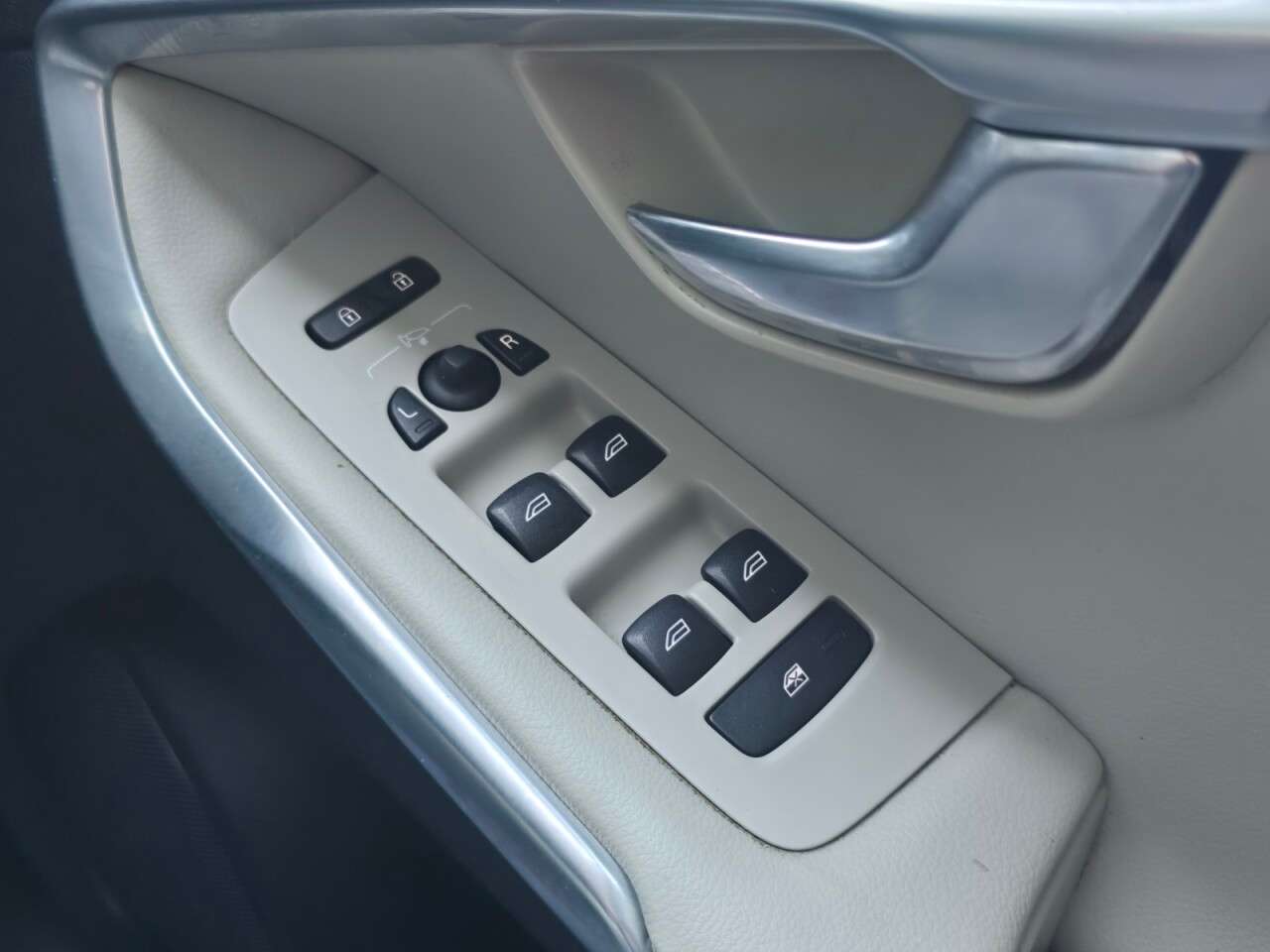 2017 VOLVO V40 2017 VOLVO V40