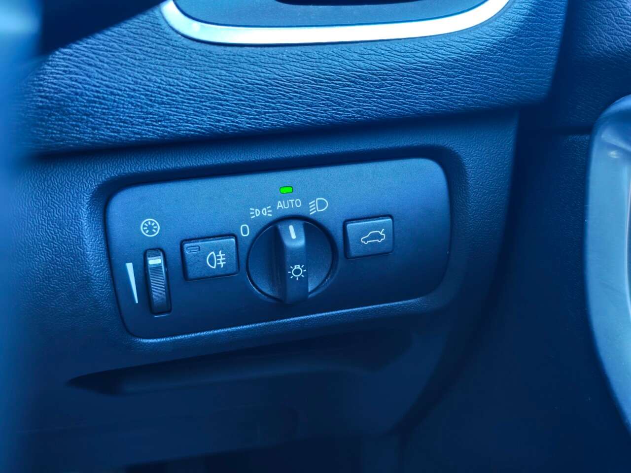 2017 VOLVO V40 2017 VOLVO V40