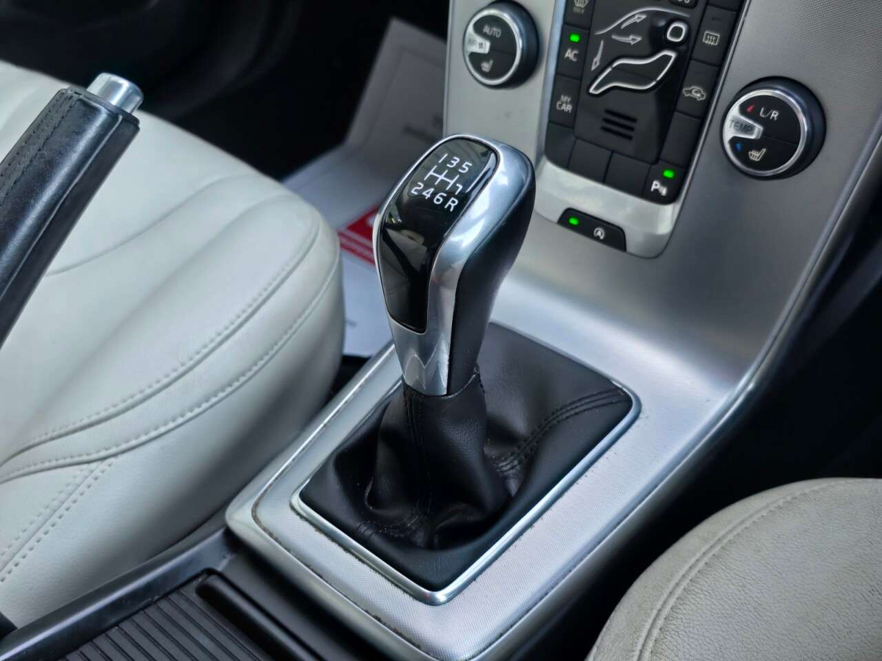 2017 VOLVO V40 2017 VOLVO V40