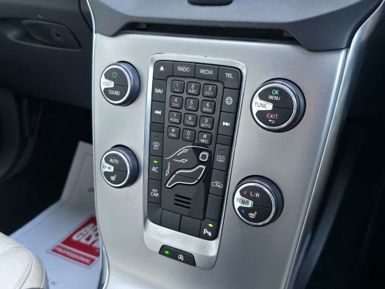 2017 VOLVO V40 2017 VOLVO V40