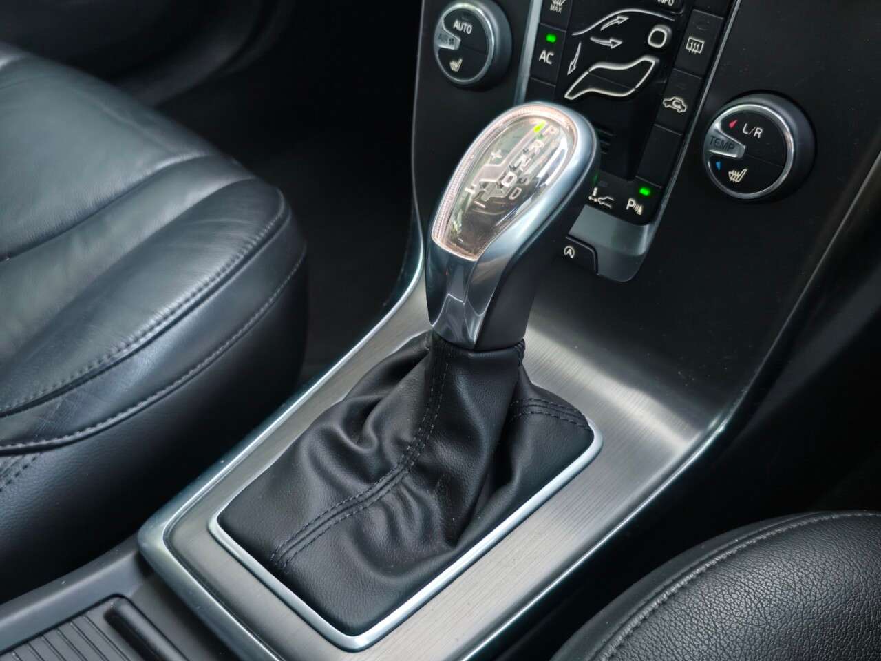 2013 VOLVO V40 2013 VOLVO V40