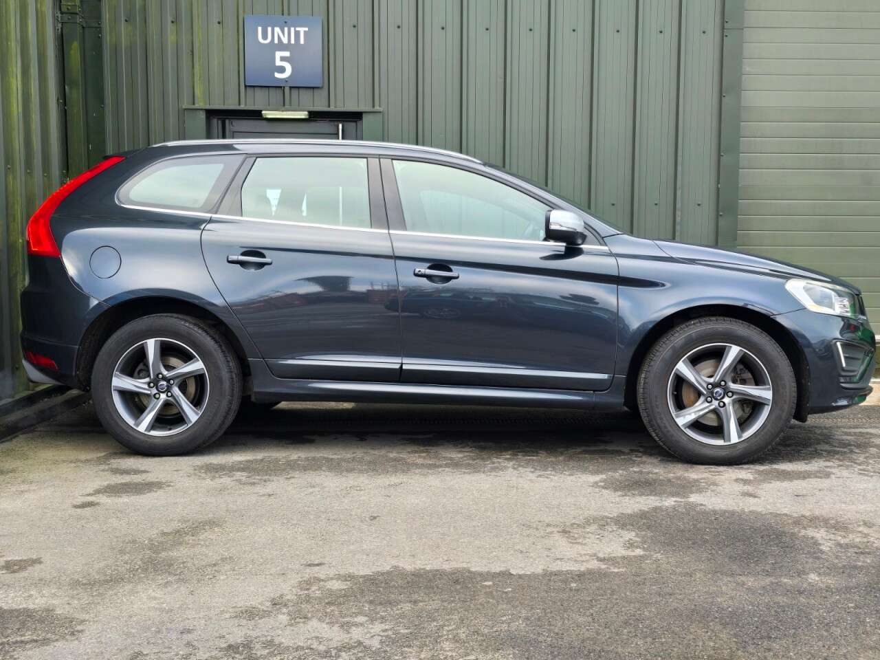 A 2013 VOLVO XC60 2.4 D4 R-Design Lux Nav SUV 5dr Diesel Manual AWD Euro 5 (s/s) (163 ps) Gre A 2013 VOLVO XC60 2.4 D4 R-Design Lux Nav SUV 5dr Diesel Manual AWD Euro 5 (s/s) (163 ps) Gre