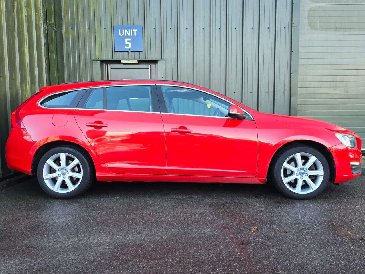 A 2016 VOLVO V60 2.0 D2 SE Nav Estate 5dr Diesel Manual Euro 6 (s/s) (120 ps) Great Spec and A 2016 VOLVO V60 2.0 D2 SE Nav Estate 5dr Diesel Manual Euro 6 (s/s) (120 ps) Great Spec and