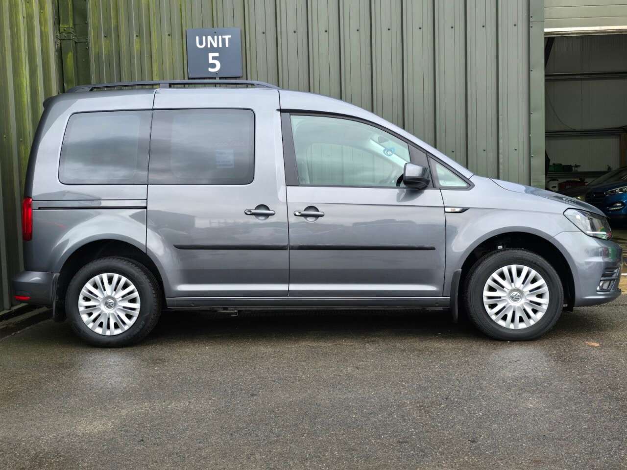 A 2017 VOLKSWAGEN CADDY LIFE 2.0 TDI BlueMotion Tech MPV 5dr Diesel DSG Euro 6 (s/s) (102 ps) Wheelchair A 2017 VOLKSWAGEN CADDY LIFE 2.0 TDI BlueMotion Tech MPV 5dr Diesel DSG Euro 6 (s/s) (102 ps) Wheelchair