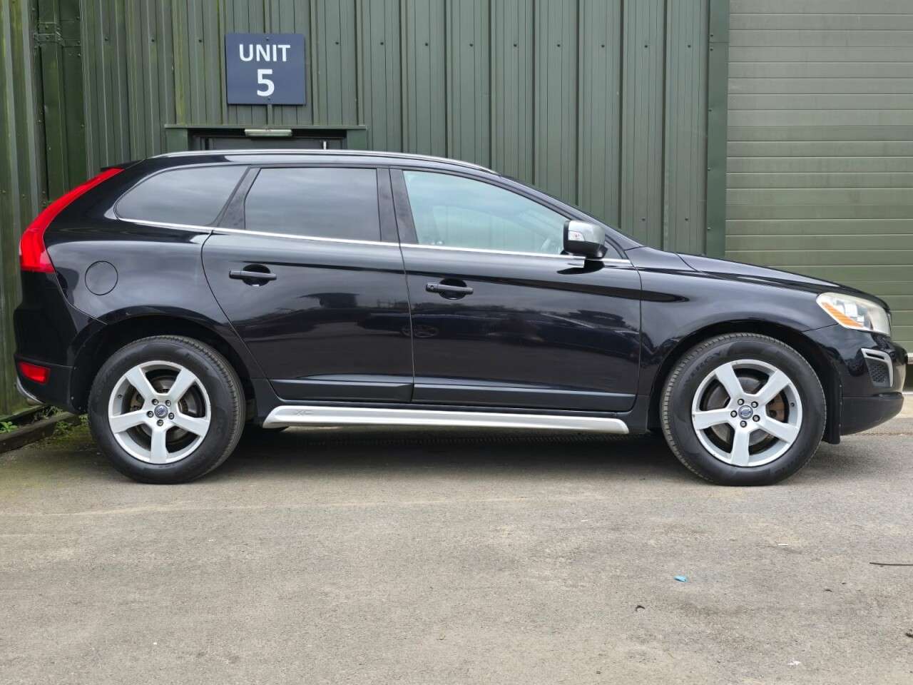 A 2013 VOLVO XC60 2.4 D5 R-Design Nav SUV 5dr Diesel Geartronic AWD Euro 5 (215 ps) Nav - Hea A 2013 VOLVO XC60 2.4 D5 R-Design Nav SUV 5dr Diesel Geartronic AWD Euro 5 (215 ps) Nav - Hea