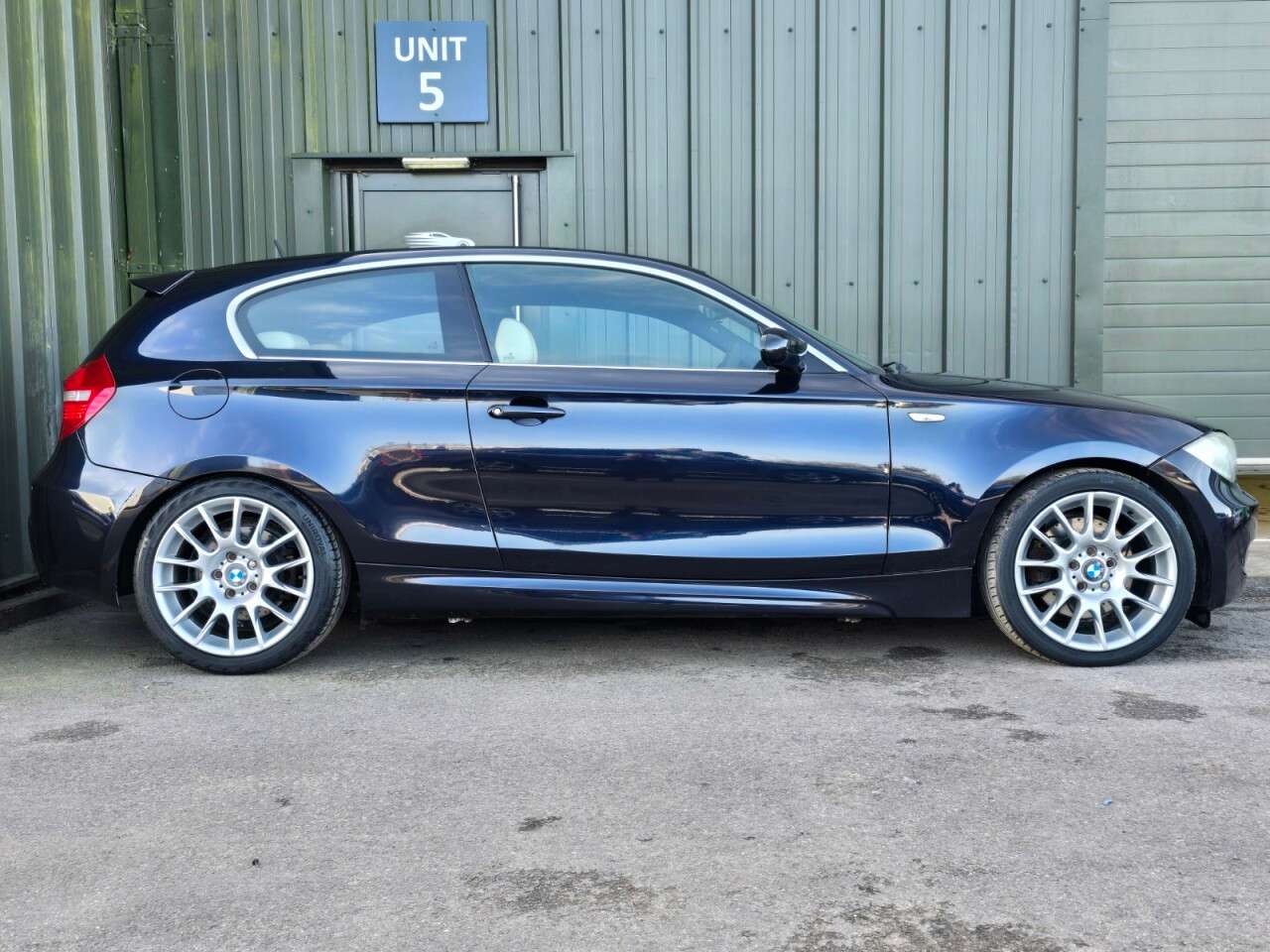 A 2007 BMW 1 SERIES 3.0 130i M Sport LE Hatchback 3dr Petrol Manual Euro 4 (265 ps) 2 Keys - Am A 2007 BMW 1 SERIES 3.0 130i M Sport LE Hatchback 3dr Petrol Manual Euro 4 (265 ps) 2 Keys - Am