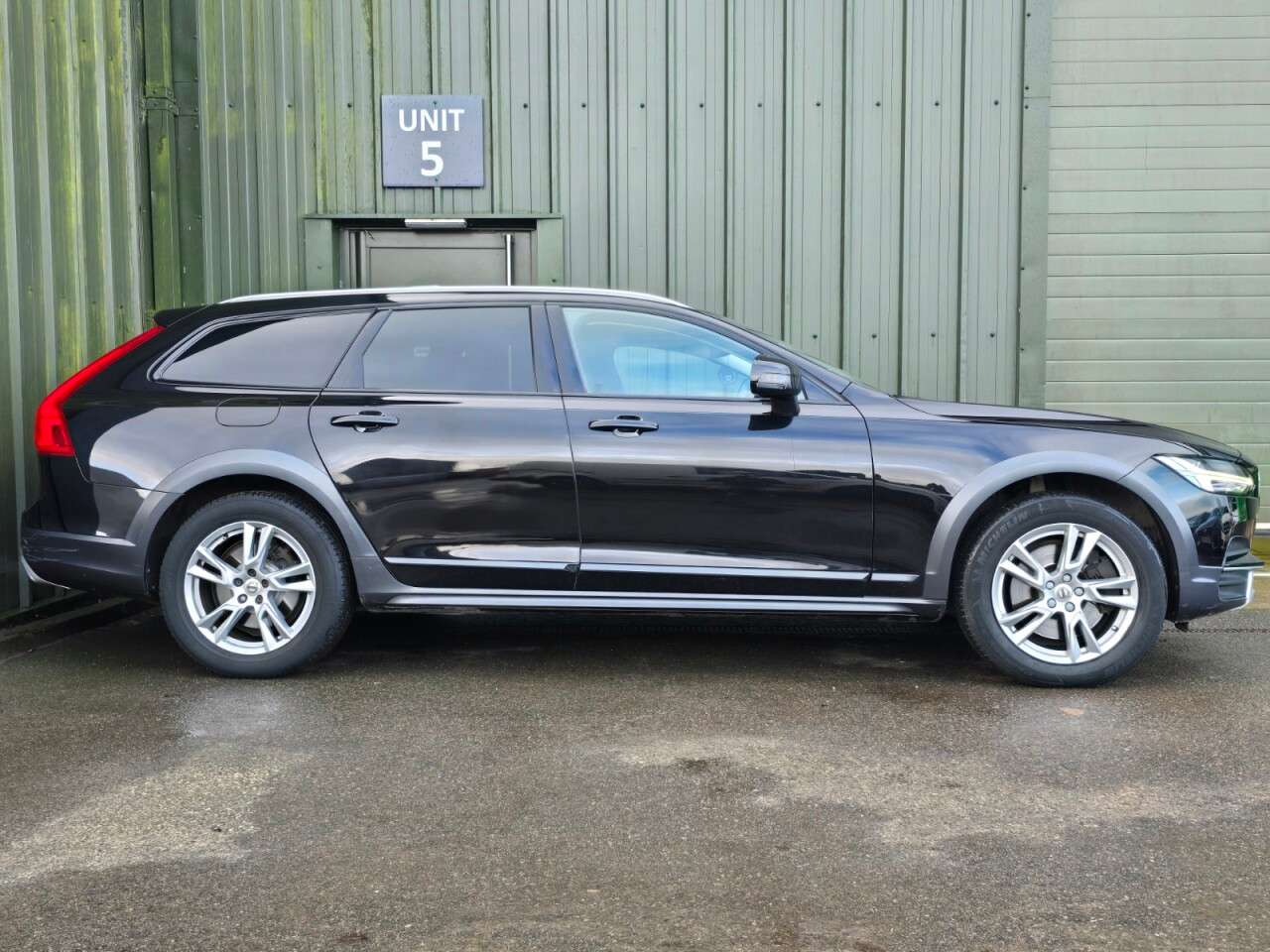 A 2017 VOLVO V90 CROSS COUNTRY 2.0 D5 PowerPulse Pro Estate 5dr Diesel Auto AWD Euro 6 (s/s) (235 ps) AWD A 2017 VOLVO V90 CROSS COUNTRY 2.0 D5 PowerPulse Pro Estate 5dr Diesel Auto AWD Euro 6 (s/s) (235 ps) AWD