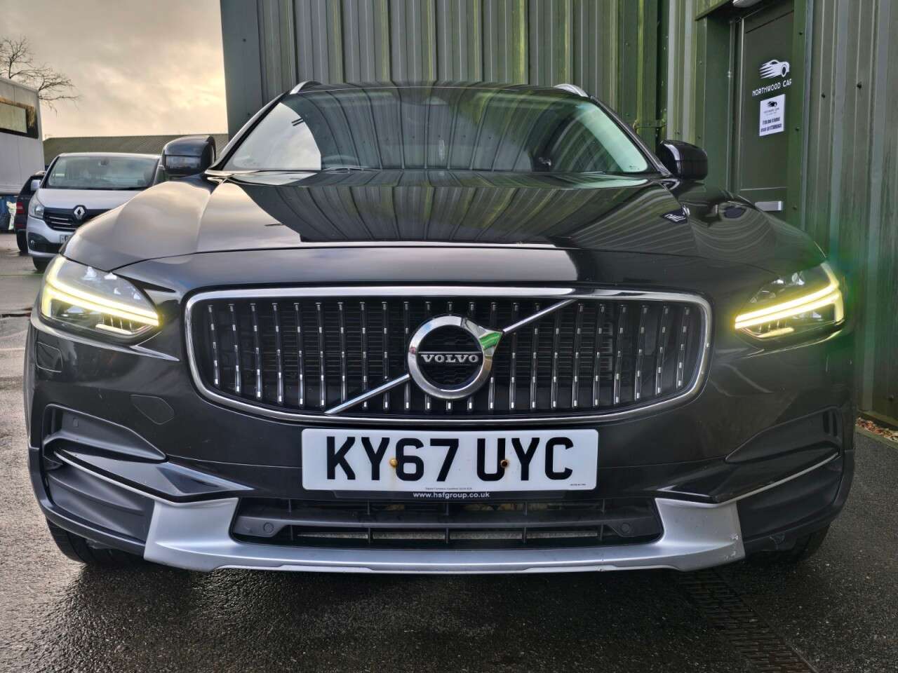 A 2017 VOLVO V90 CROSS COUNTRY 2.0 D5 PowerPulse Pro Estate 5dr Diesel Auto AWD Euro 6 (s/s) (235 ps) AWD A 2017 VOLVO V90 CROSS COUNTRY 2.0 D5 PowerPulse Pro Estate 5dr Diesel Auto AWD Euro 6 (s/s) (235 ps) AWD