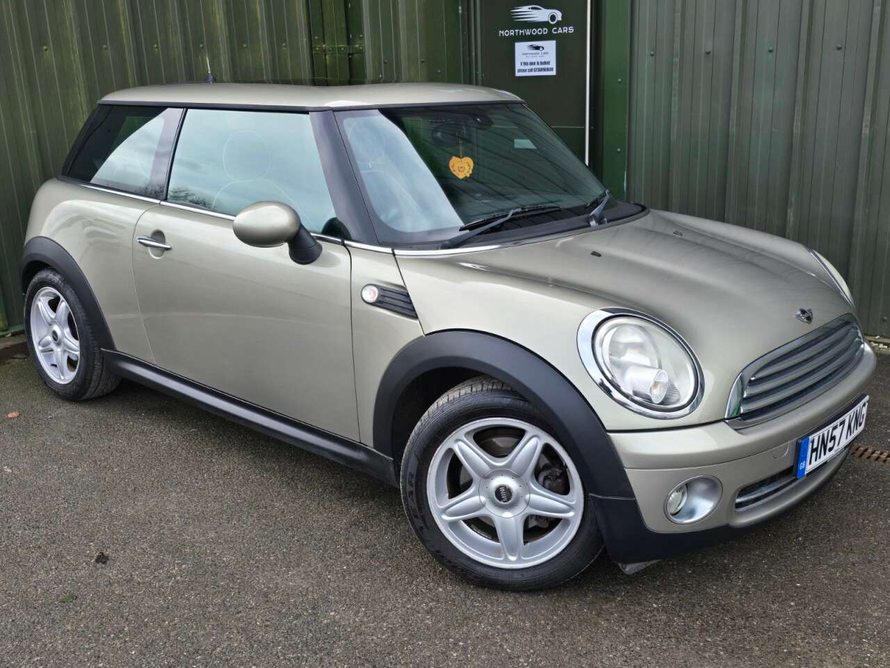 A 2007 MINI HATCH 1.6 Cooper Hatchback 3dr Petrol Steptronic Euro 4 (120 ps) 2 Keys - Great S A 2007 MINI HATCH 1.6 Cooper Hatchback 3dr Petrol Steptronic Euro 4 (120 ps) 2 Keys - Great S