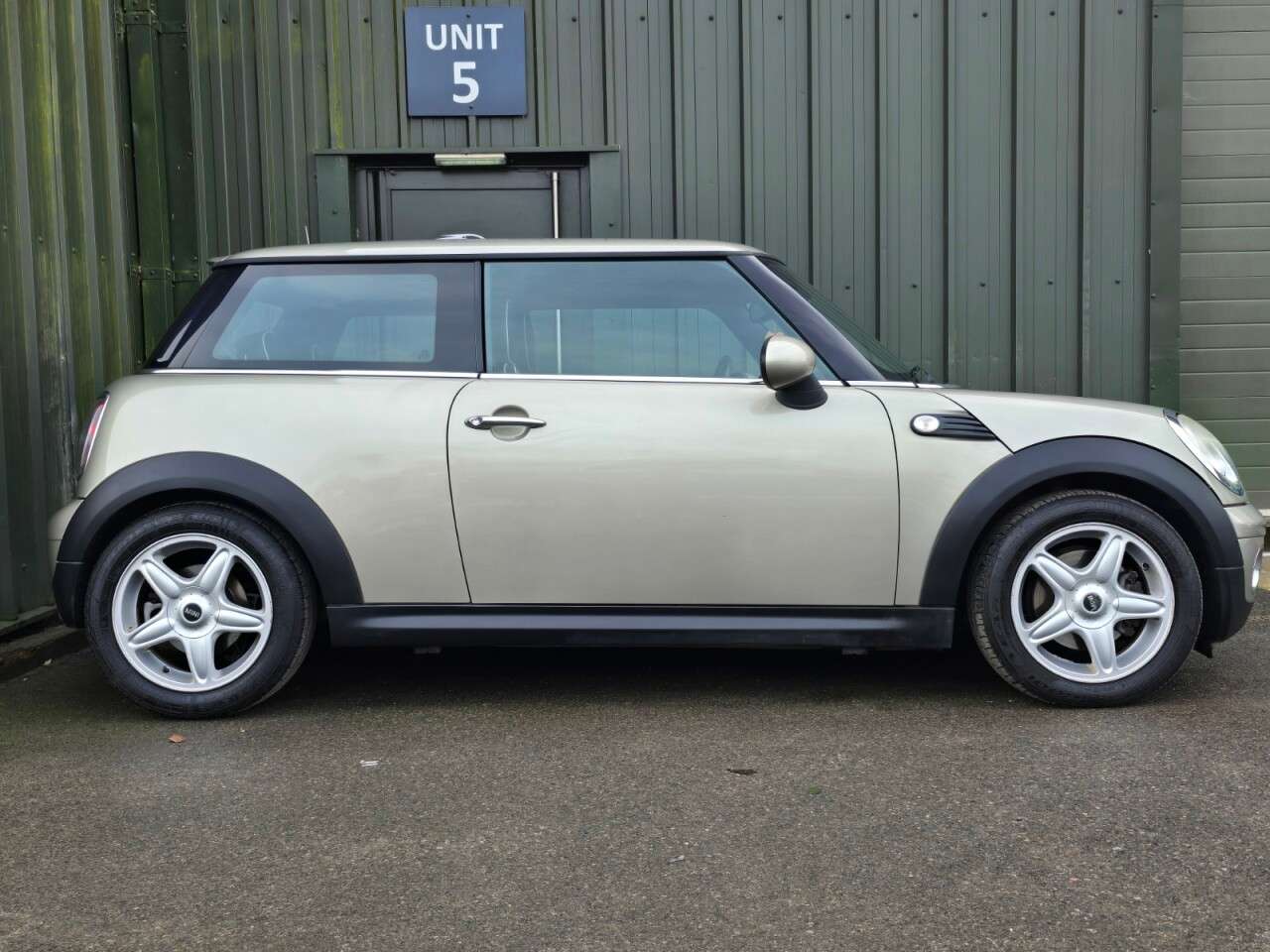 A 2007 MINI HATCH 1.6 Cooper Hatchback 3dr Petrol Steptronic Euro 4 (120 ps) 2 Keys - Great S A 2007 MINI HATCH 1.6 Cooper Hatchback 3dr Petrol Steptronic Euro 4 (120 ps) 2 Keys - Great S