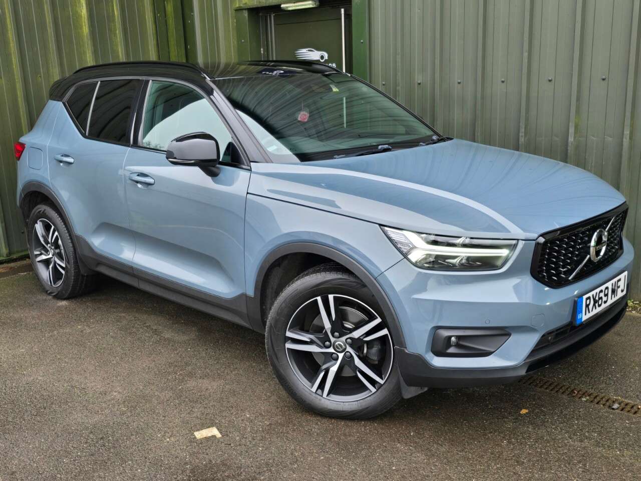 A 2019 VOLVO XC40 2.0 D3 R-Design SUV 5dr Diesel Auto AWD Euro 6 (s/s) (150 ps) AWD - Auto - A 2019 VOLVO XC40 2.0 D3 R-Design SUV 5dr Diesel Auto AWD Euro 6 (s/s) (150 ps) AWD - Auto -
