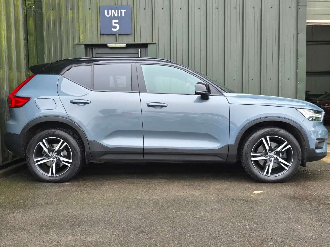 A 2019 VOLVO XC40 2.0 D3 R-Design SUV 5dr Diesel Auto AWD Euro 6 (s/s) (150 ps) AWD - Auto - A 2019 VOLVO XC40 2.0 D3 R-Design SUV 5dr Diesel Auto AWD Euro 6 (s/s) (150 ps) AWD - Auto -