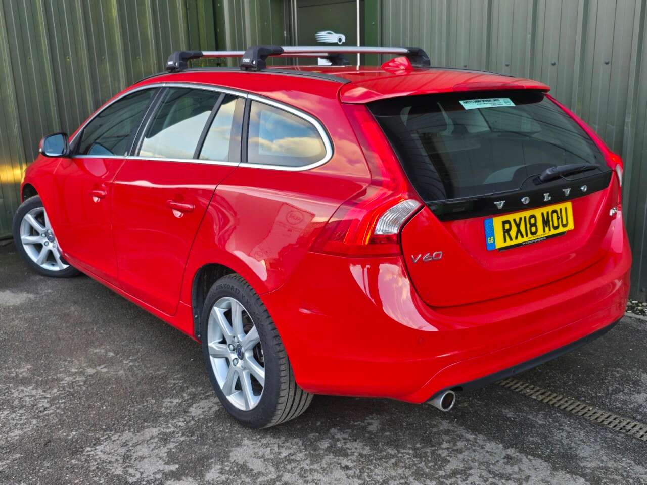 A 2018 VOLVO V60 2.0 D3 SE Nav Estate 5dr Diesel Manual Euro 6 (s/s) (150 ps) Nav - B/tooth A 2018 VOLVO V60 2.0 D3 SE Nav Estate 5dr Diesel Manual Euro 6 (s/s) (150 ps) Nav - B/tooth