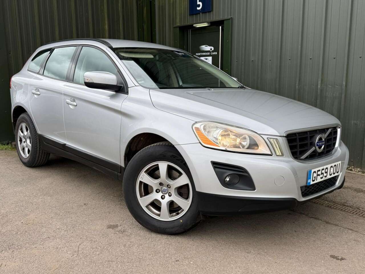 A 2009 VOLVO XC60 2.4D DRIVe S SUV 5dr Diesel Manual Euro 4 (175 ps) 2 Keys - Climate - Rear A 2009 VOLVO XC60 2.4D DRIVe S SUV 5dr Diesel Manual Euro 4 (175 ps) 2 Keys - Climate - Rear