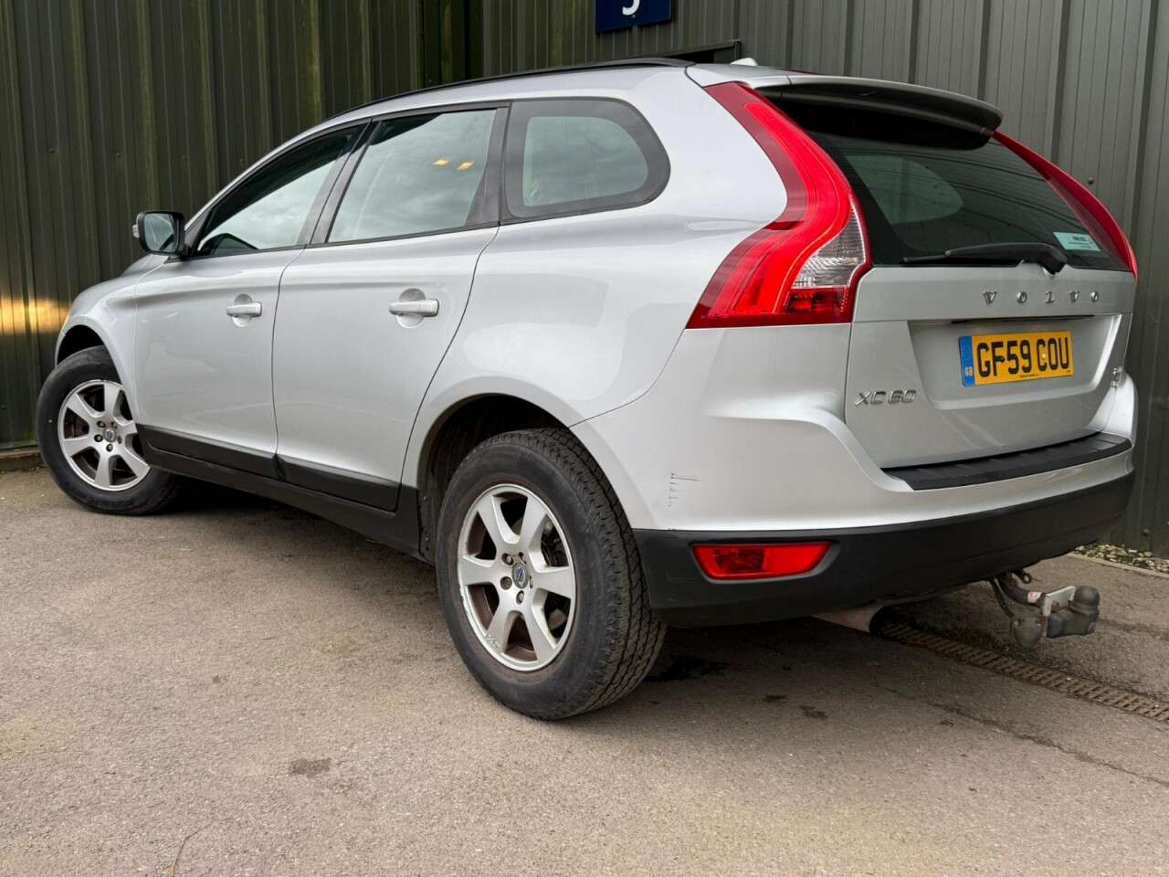 A 2009 VOLVO XC60 2.4D DRIVe S SUV 5dr Diesel Manual Euro 4 (175 ps) 2 Keys - Climate - Rear A 2009 VOLVO XC60 2.4D DRIVe S SUV 5dr Diesel Manual Euro 4 (175 ps) 2 Keys - Climate - Rear