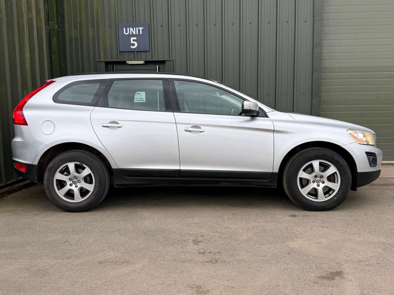 A 2009 VOLVO XC60 2.4D DRIVe S SUV 5dr Diesel Manual Euro 4 (175 ps) 2 Keys - Climate - Rear A 2009 VOLVO XC60 2.4D DRIVe S SUV 5dr Diesel Manual Euro 4 (175 ps) 2 Keys - Climate - Rear