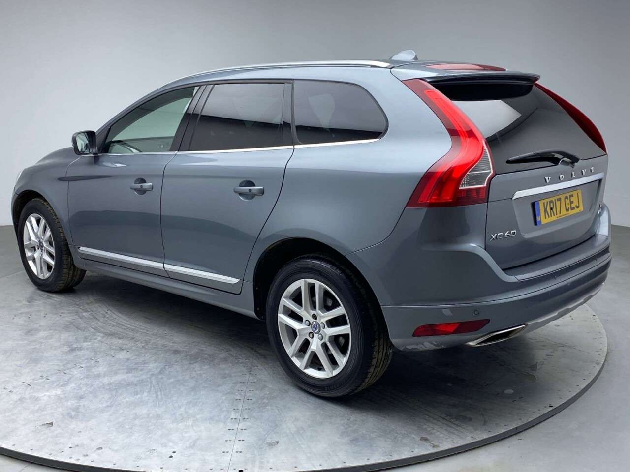 A 2017 VOLVO XC60 2.4 D5 SE Lux Nav SUV 5dr Diesel Auto AWD Euro 6 (s/s) (220 ps) Nav - Xenon A 2017 VOLVO XC60 2.4 D5 SE Lux Nav SUV 5dr Diesel Auto AWD Euro 6 (s/s) (220 ps) Nav - Xenon