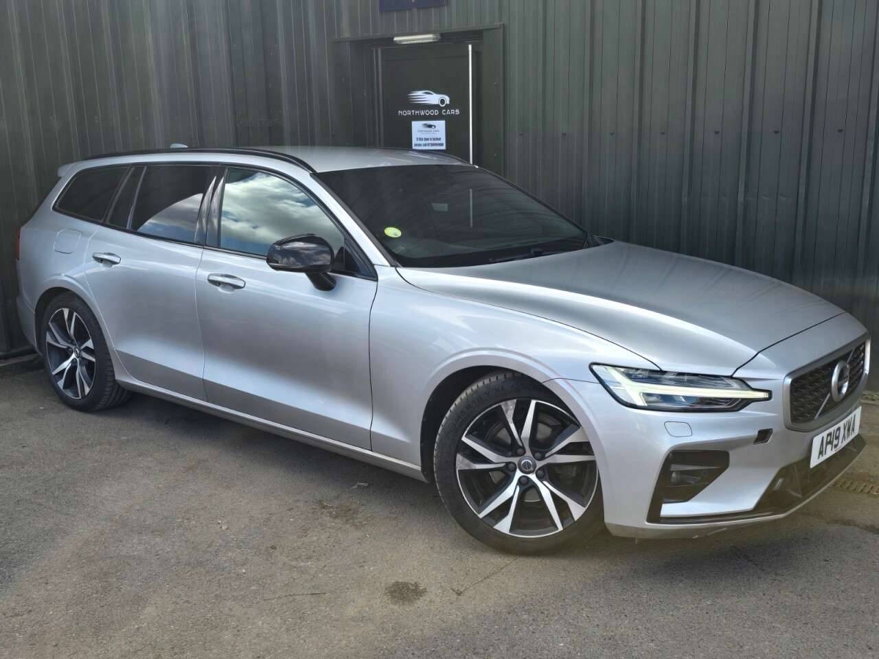 A 2019 VOLVO V60 2.0 D3 R-Design Plus Estate 5dr Diesel Manual Euro 6 (s/s) (150 ps) Heated A 2019 VOLVO V60 2.0 D3 R-Design Plus Estate 5dr Diesel Manual Euro 6 (s/s) (150 ps) Heated