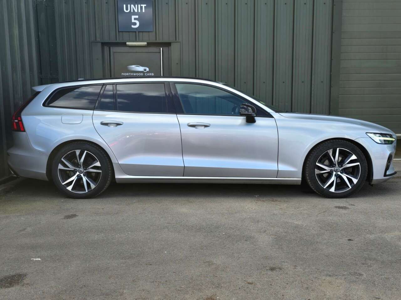 A 2019 VOLVO V60 2.0 D3 R-Design Plus Estate 5dr Diesel Manual Euro 6 (s/s) (150 ps) Heated A 2019 VOLVO V60 2.0 D3 R-Design Plus Estate 5dr Diesel Manual Euro 6 (s/s) (150 ps) Heated