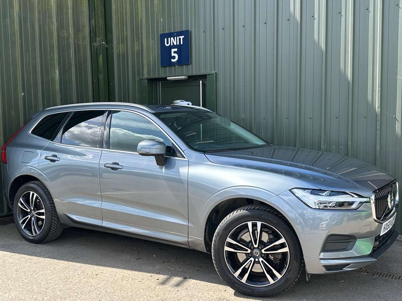 A 2018 VOLVO XC60 2.0 D4 Momentum SUV 5dr Diesel Auto AWD Euro 6 (s/s) (190 ps) Heated Leathe A 2018 VOLVO XC60 2.0 D4 Momentum SUV 5dr Diesel Auto AWD Euro 6 (s/s) (190 ps) Heated Leathe